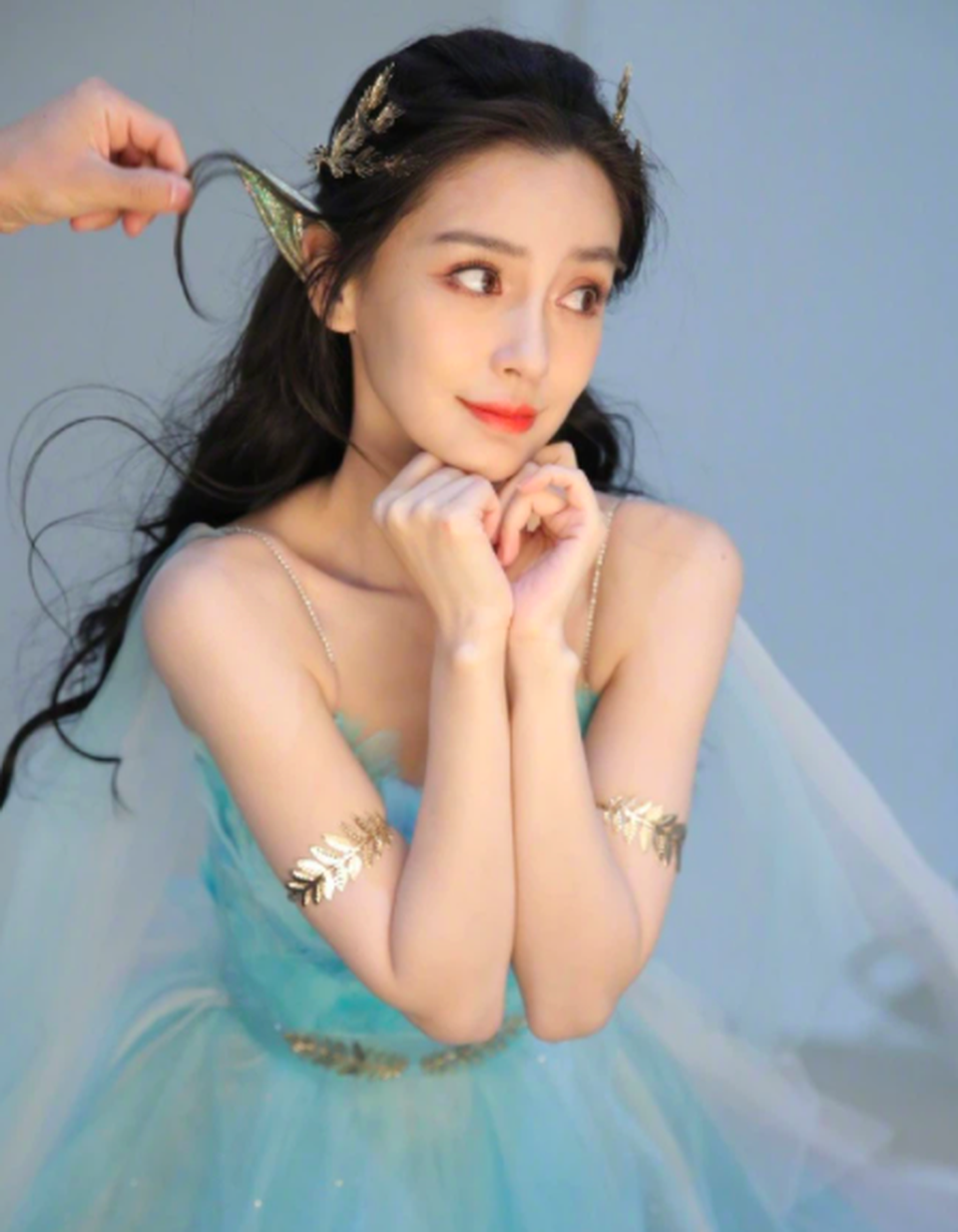 Cận cảnh vẻ đẹp lai quyến rũ của Angelababy trong hậu trường - 6 Cận cảnh vẻ đẹp lai quyến rũ của Angelababy trong hậu trường - 6
