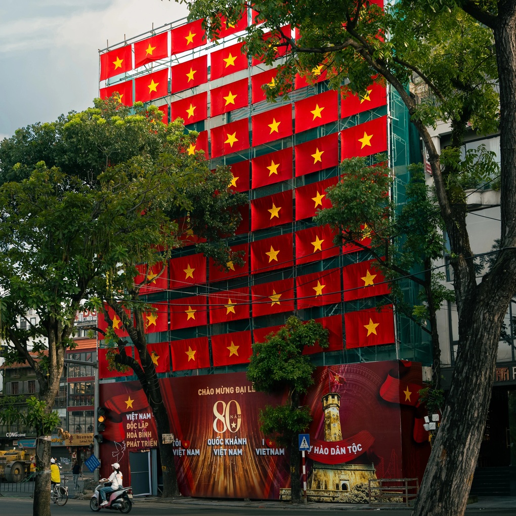 Toà sát Hàm cá mập rực rỡ cờ đỏ sao vàng là điểm check-in gây sốt dịp 2/9 - 2 Toà sát Hàm cá mập rực rỡ cờ đỏ sao vàng là điểm check-in gây sốt dịp 2/9 - 2