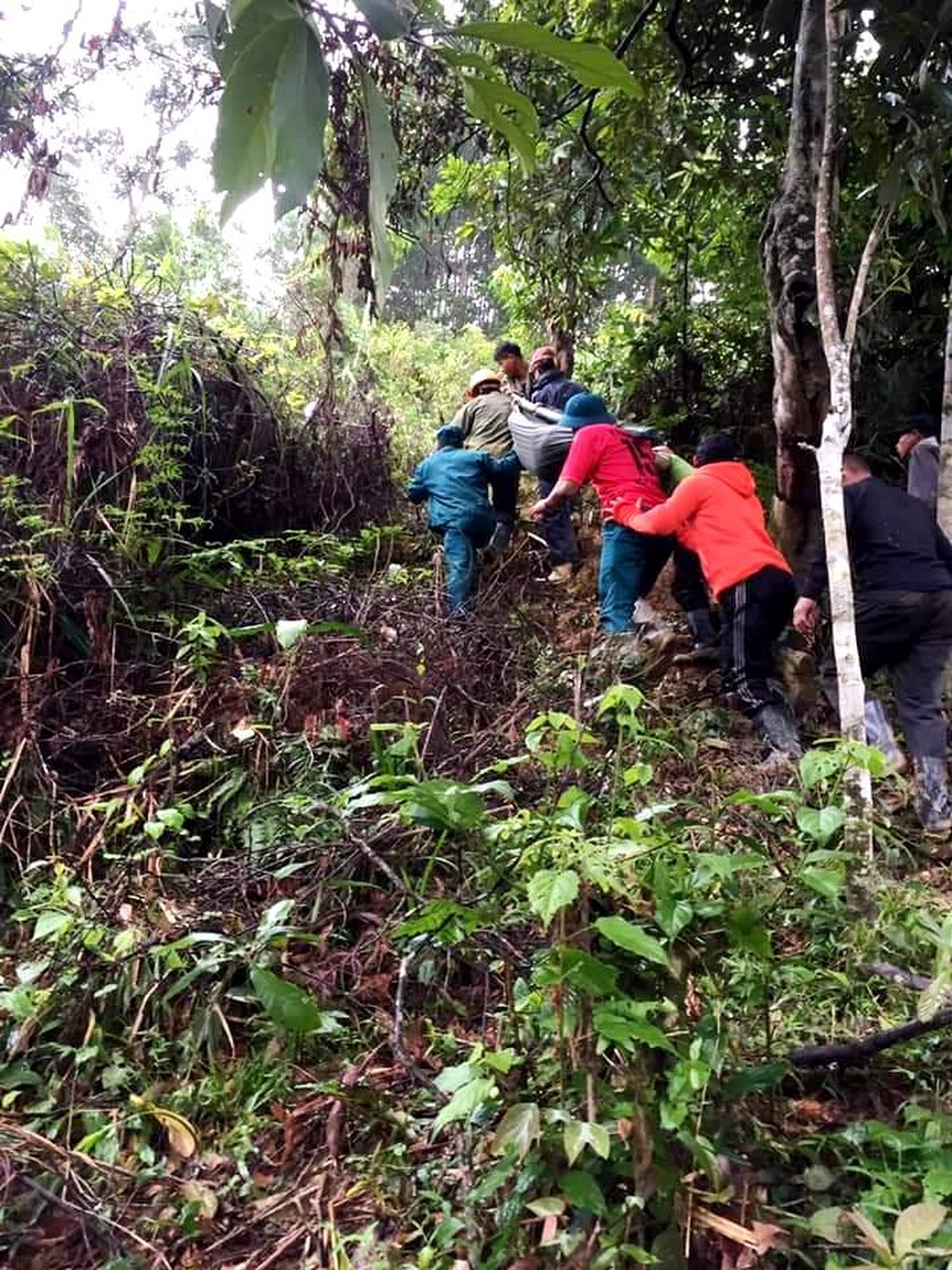 Thai phụ được khiêng vượt 20km đường sạt lở đi cấp cứu nhưng vẫn mất con - 1 Thai phụ được khiêng vượt 20km đường sạt lở đi cấp cứu nhưng vẫn mất con - 1