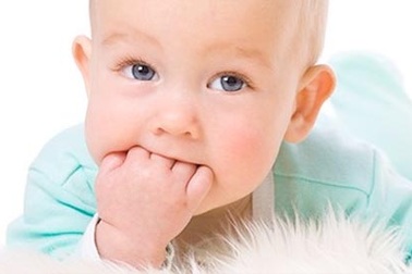 Giải mã thói quen mút tay ở trẻ