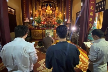 Phạt hay cấm hành nghề với "sự sỉ nhục âm nhạc"?