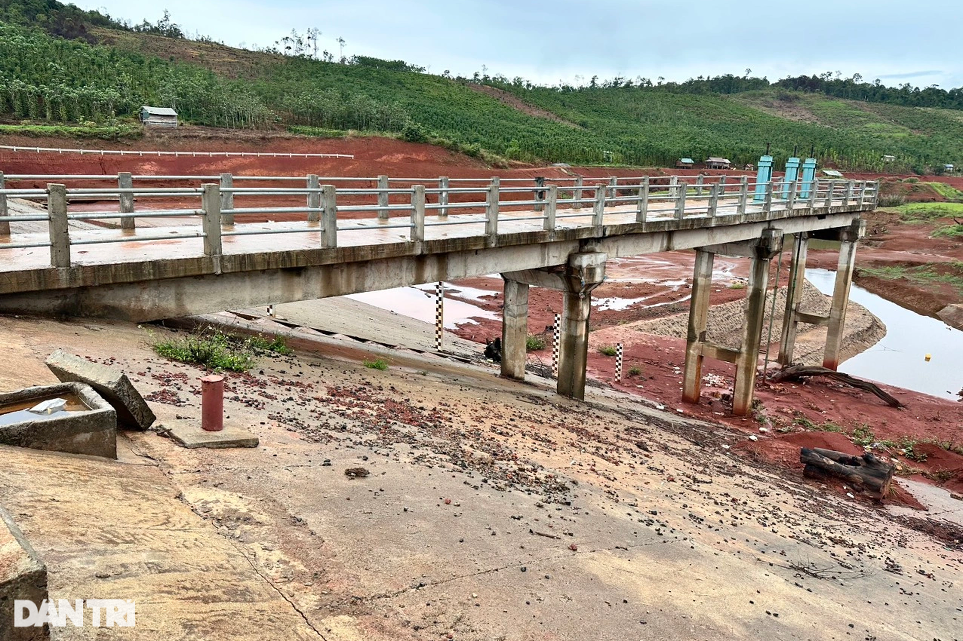 Hồ thủy lợi sạt trượt nghiêm trọng suốt một năm chưa được khắc phục - 8 Hồ thủy lợi sạt trượt nghiêm trọng suốt một năm chưa được khắc phục - 8