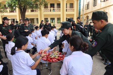 Hội phụ nữ CSCĐ tặng quà cho các em nhỏ mồ côi tại Sơn La