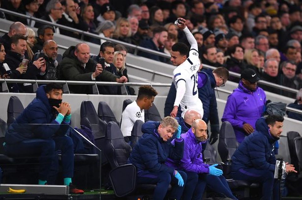 Ngôi sao Tottenham nổi điên, đập phá vì bị thay ra sân - 1