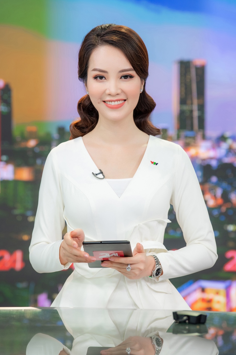 Á hậu Thụy Vân lên sóng đập tan tin đồn nghỉ việc ở VTV - 3 Á hậu Thụy Vân lên sóng đập tan tin đồn nghỉ việc ở VTV - 3