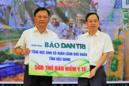 Báo Dân trí tặng 500 thẻ bảo hiểm y tế tới học sinh Hậu Giang