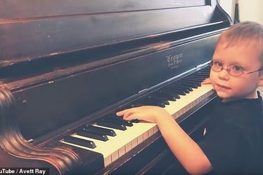 Clip “cậu bé mù 6 tuổi đánh piano và hát cực hay” khiến dân mạng thán phục