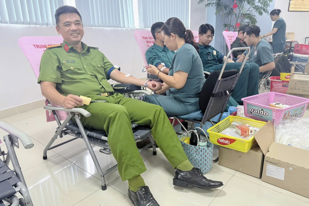 Người nước ngoài hào hứng đi hiến máu ở TPHCM - 3