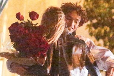 Siêu mẫu lưỡng tính Cara Delevingne nhận hoa hồng từ con trai Will Smith