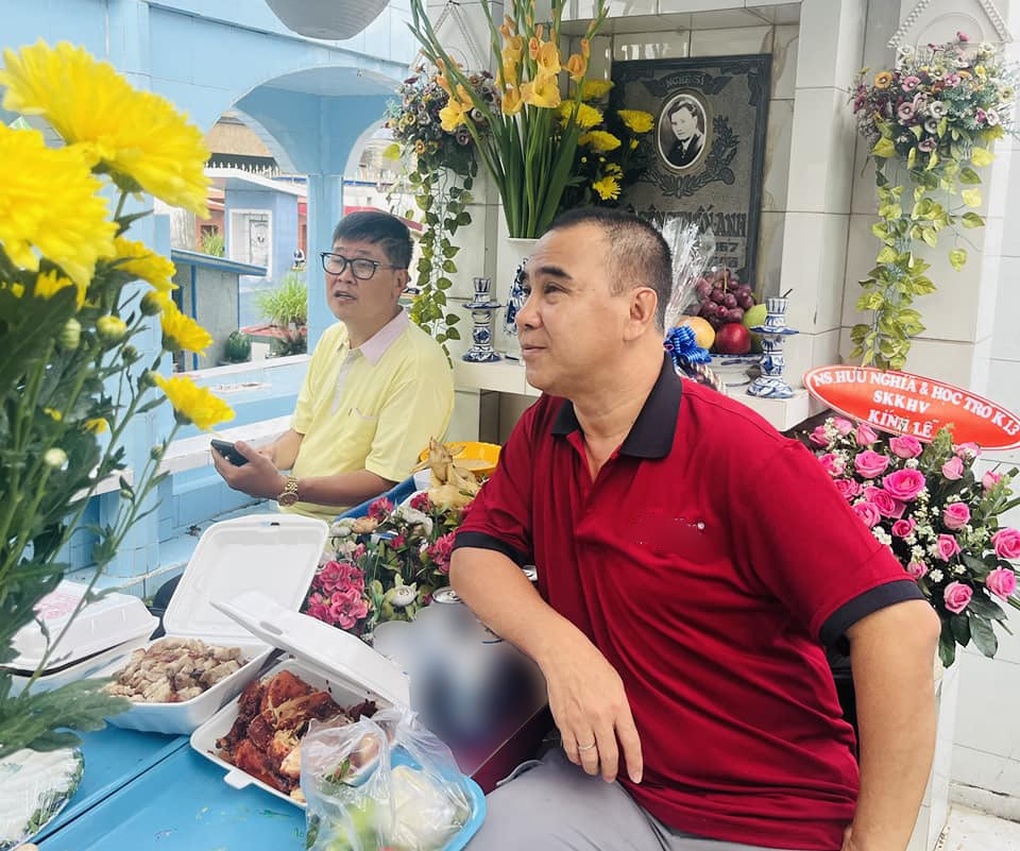 Quyền Linh, Phước Sang xúc động bên mộ Lê Công Tuấn Anh tại lần giỗ thứ 26 - 2 Quyền Linh, Phước Sang xúc động bên mộ Lê Công Tuấn Anh tại lần giỗ thứ 26 - 2