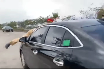 Vĩnh Phúc: Tạm giữ tài xế ô tô hất CSGT lên nắp capo