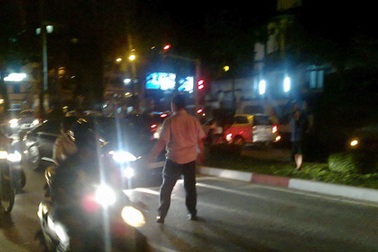 Người nước ngoài say xỉn quậy tưng bừng trên phố