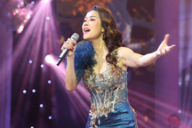 Thu Phương thay 5 bộ váy lộng lẫy, thăng hoa trong đêm nhạc "Tạ tình"