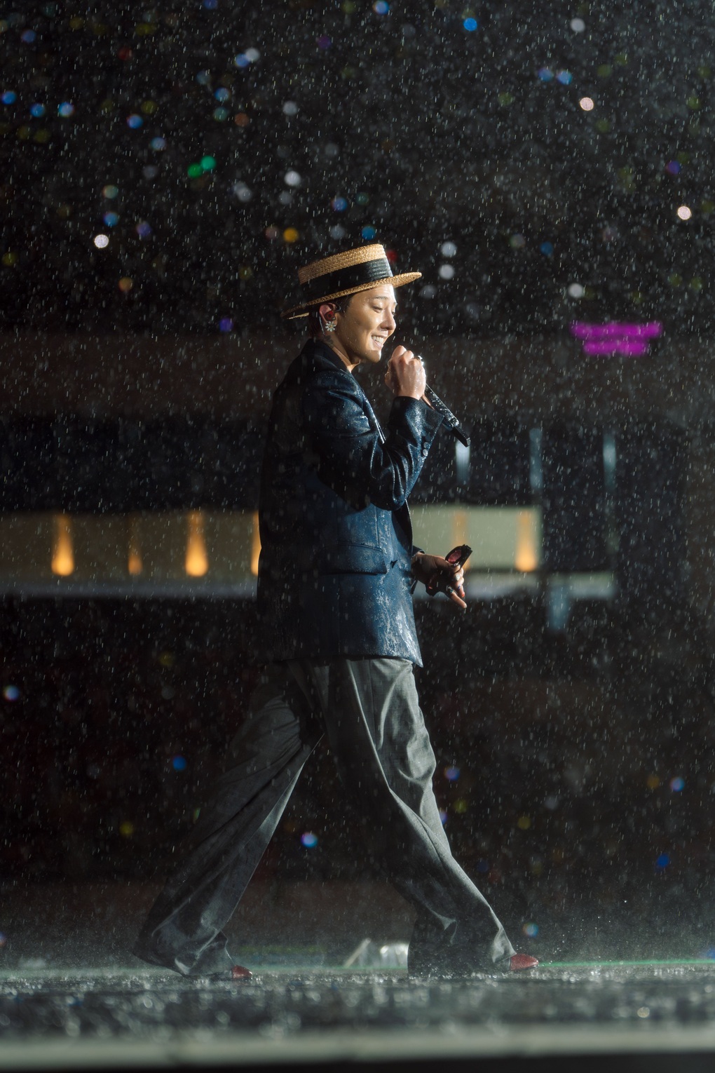 Khoảnh khắc ấn tượng của G-Dragon tại sân Mỹ Đình khiến người hâm mộ phấn khích - 2 Khoảnh khắc ấn tượng của G-Dragon tại sân Mỹ Đình khiến người hâm mộ phấn khích - 2