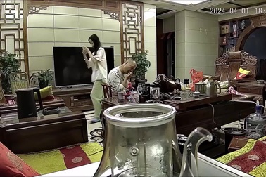 Bố phản ứng nhanh, cứu con gái khỏi tai nạn nguy hiểm do gió mạnh