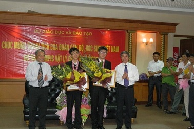 Tưng bừng đón đoàn Olympic Vật Lý châu Á trở về