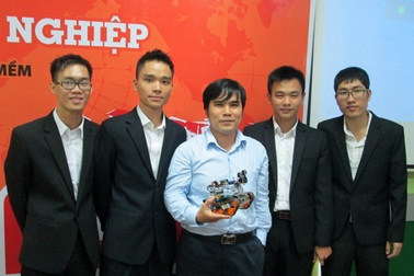 Sinh viên FPT chế robot do thám