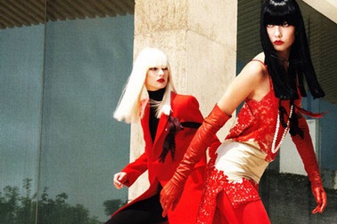 Hai siêu mẫu thế giới "thể hiện" đẳng cấp trên Vogue Trung Quốc