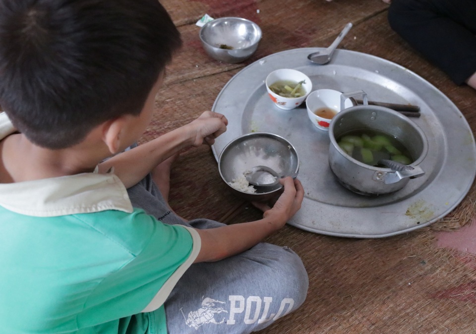 Người đàn ông bất lực nhìn 4 con thơ nguy cơ thất học, vợ chồng bệnh hiểm - 2 Người đàn ông bất lực nhìn 4 con thơ nguy cơ thất học, vợ chồng bệnh hiểm - 2
