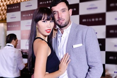 Hà Anh tình tứ bên bạn trai Tây