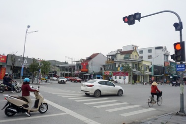 Nghệ An: Dở khóc, dở cười với thông báo "đèn đỏ được phép đi thẳng"