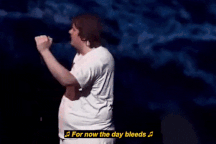 Ca sĩ bị co giật trong lúc biểu diễn, các fan đồng thanh hát thay