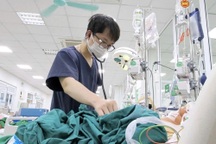 Nhiều ca suy gan, suy thận vì loại vi khuẩn trong nước lũ