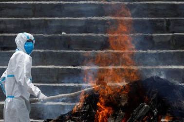 Nhà hỏa táng quá tải, Nepal thiêu người chết vì Covid-19 ngoài trời