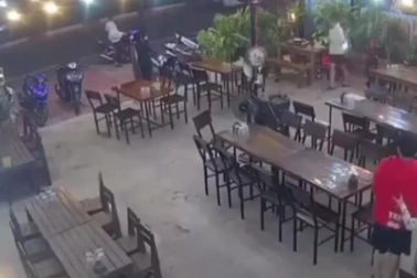 Người đàn ông điều khiển ô tô tông thẳng vào quán, một phụ nữ tử vong