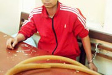 Đột nhập bãi đỗ xe buýt, “hút” 200 lít dầu diezel