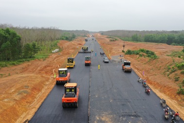 Lao động xuyên Tết trên đại công trường cao tốc Bắc - Nam