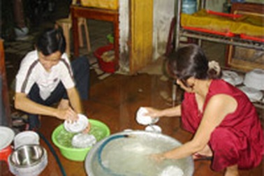 Chạy bàn, rửa bát để học đại học