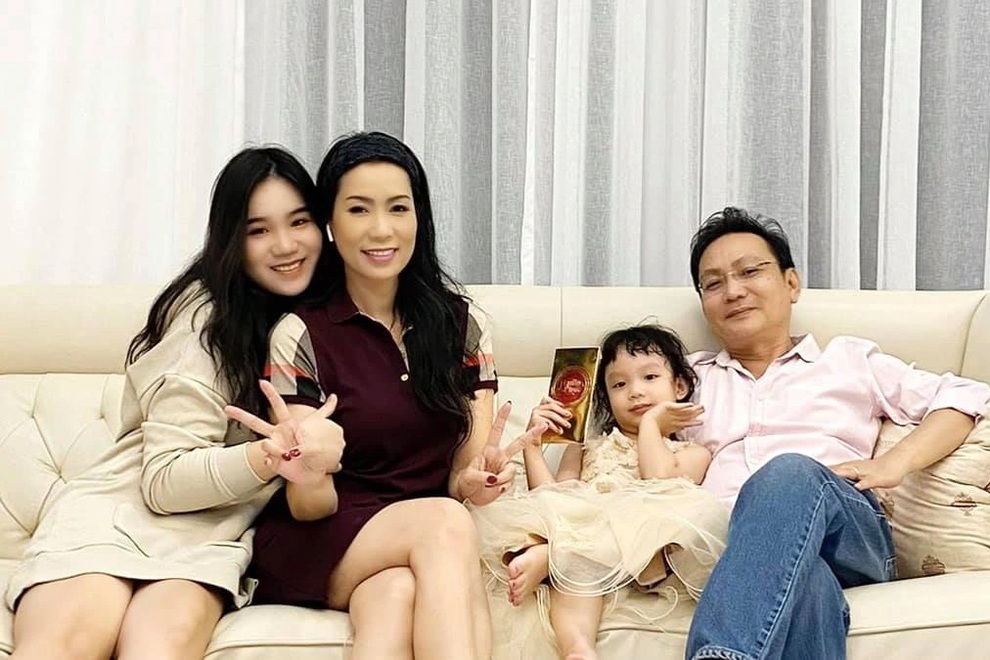 Trịnh Kim Chi tiết lộ bí quyết giữ gìn hôn nhân hạnh phúc sau 2 thập kỷ - 4 Trịnh Kim Chi tiết lộ bí quyết giữ gìn hôn nhân hạnh phúc sau 2 thập kỷ - 4