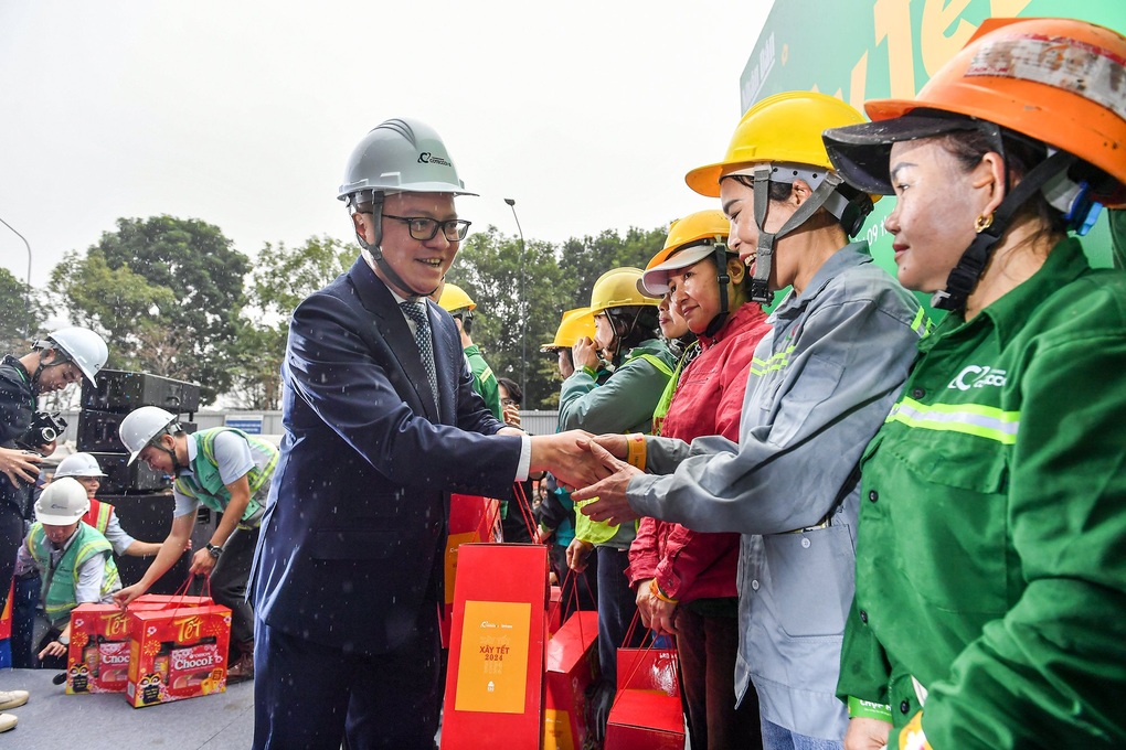 Trao tặng gần 1.800 phần quà tết cho công nhân tại Hưng Yên - 2 Trao tặng gần 1.800 phần quà tết cho công nhân tại Hưng Yên - 2