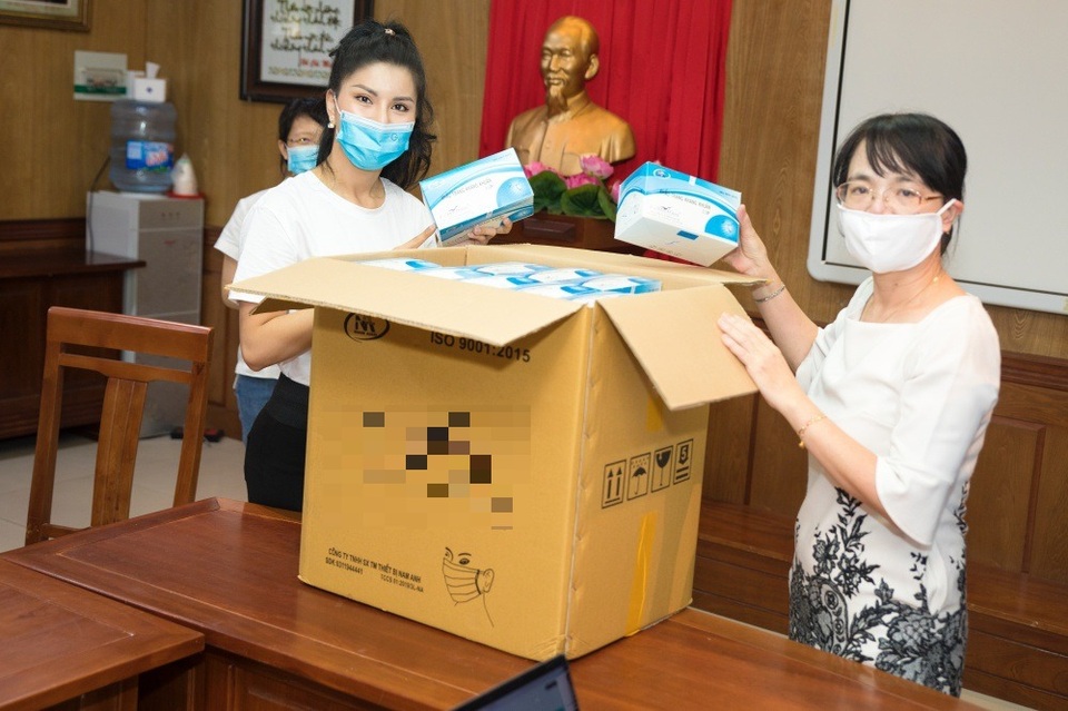 “Hoa hậu hàng không” tặng 7500 khẩu trang cho nhân viên y tế - 5 “Hoa hậu hàng không” tặng 7500 khẩu trang cho nhân viên y tế - 5
