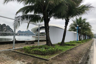 Con đường ngắm vịnh Hạ Long bất ngờ bị quây kín bằng tôn