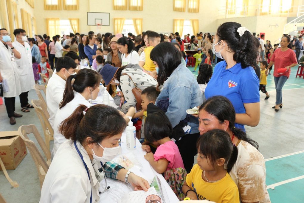 Khám bệnh, phát thuốc miễn phí cho gia đình đồng bào miền núi - 1 Khám bệnh, phát thuốc miễn phí cho gia đình đồng bào miền núi - 1