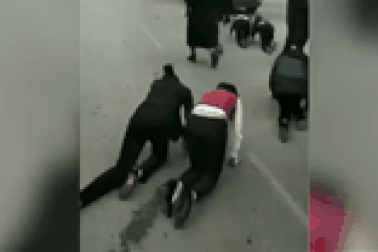 Công ty Trung Quốc phạt nữ nhân viên bò trên đường vì không đạt chỉ tiêu