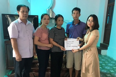 Trao gần 60 triệu đồng của bạn đọc giúp đỡ vợ chồng bệnh hiểm nghèo