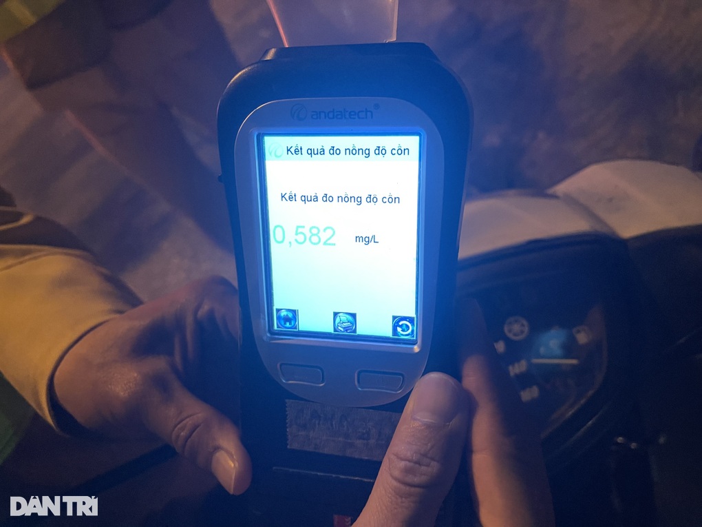Người đàn ông uống rượu mừng năm mới, vẫn lái xe đèo vợ và 2 con gái - 4 Người đàn ông uống rượu mừng năm mới, vẫn lái xe đèo vợ và 2 con gái - 4