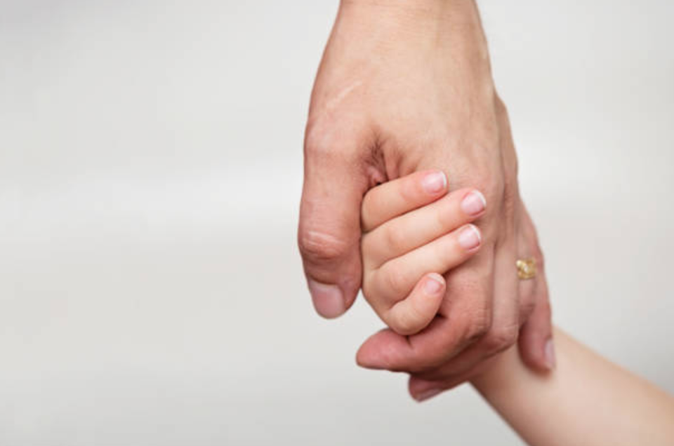 Cháu bé 4 tuổi ngã từ tầng 24 chung cư tử vong: Đau lòng người ở lại - 1 Cháu bé 4 tuổi ngã từ tầng 24 chung cư tử vong: Đau lòng người ở lại - 1