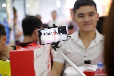 Ngày giao Huawei nova 2i: Người mua hào hứng khi cầm máy trên tay