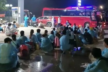 Bắc Giang di chuyển hơn 1.000 công nhân khỏi ổ dịch trong đêm