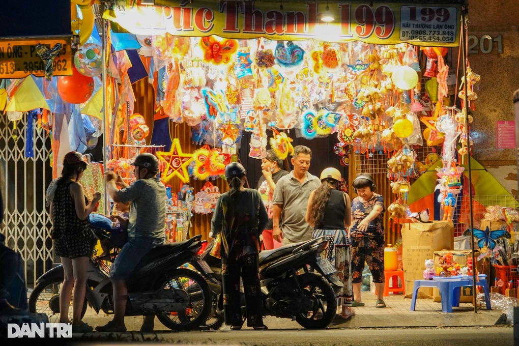 Khách đông nghịt, tiểu thương 3 ngày bán 500 chiếc lồng đèn siêu sốt - 1