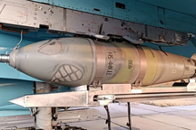 Khoảnh khắc bom thông minh Nga phá hủy đoàn tàu vũ khí của Ukraine