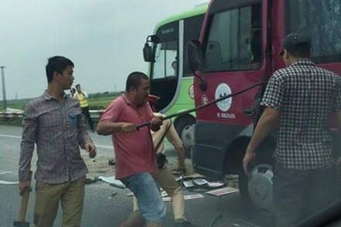 Hà Nội: Hàng chục người mắc kẹt trong xe khách sau tai nạn