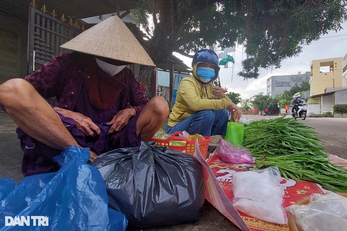 Mùng 1 Tết đi chợ Gò mua bó rau muống cầu gì được nấy - 4 Mùng 1 Tết đi chợ Gò mua bó rau muống cầu gì được nấy - 4