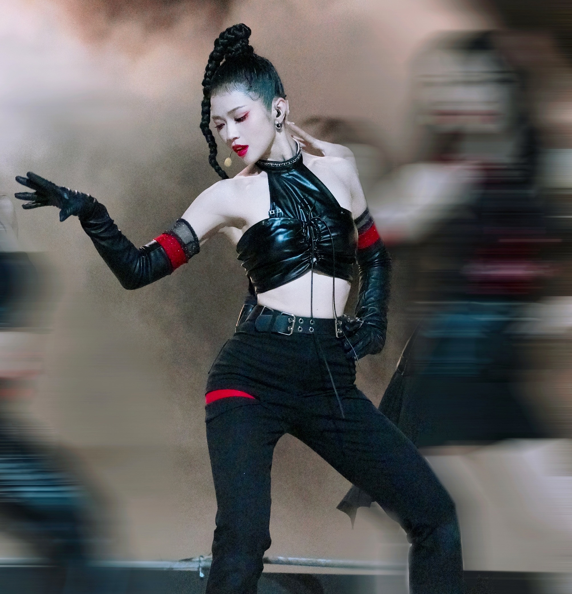 Persembahan meledak Suni Ha Linh secara rasmi memasuki pusingan akhir Wind Riding - 2 Suni Hạ Linh trình diễn bùng nổ, chính thức vào chung kết Đạp gió - 2