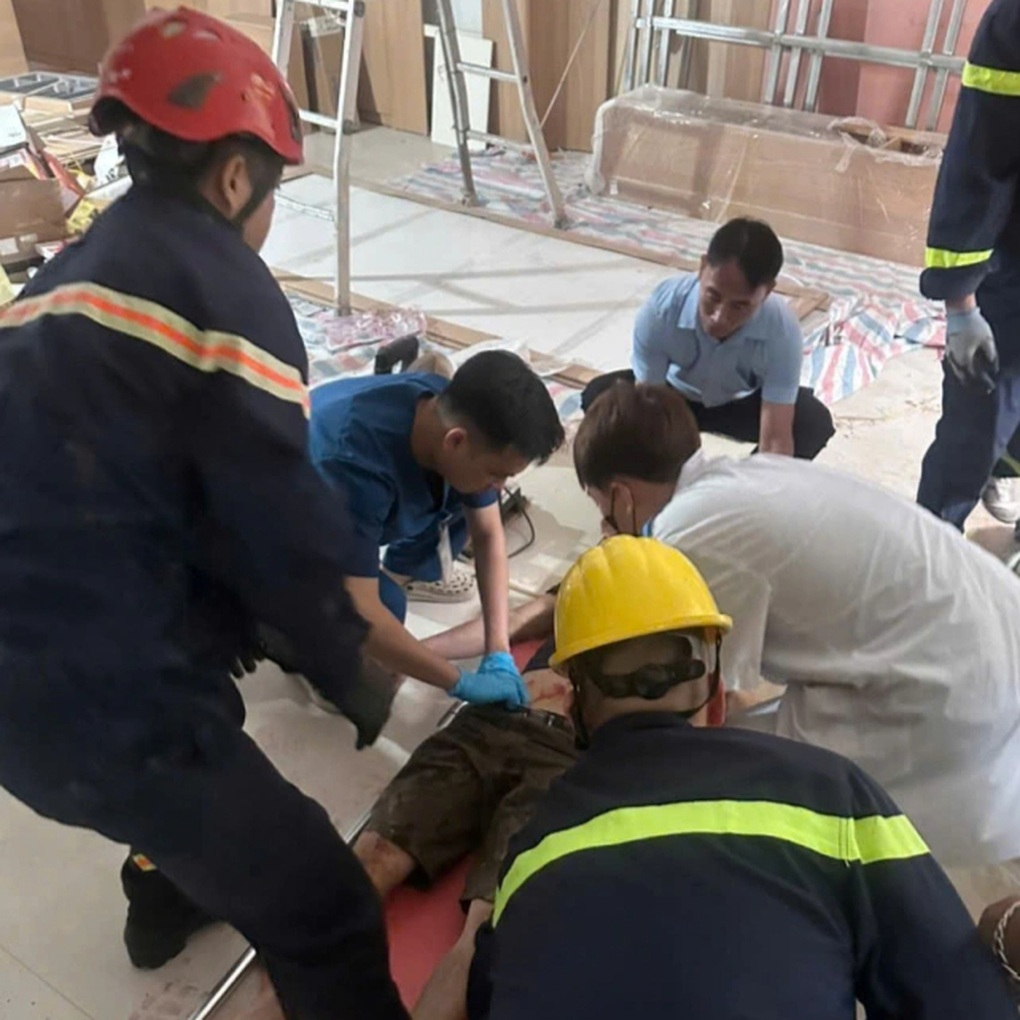 Người thợ mắc kẹt trong thang máy ở Phú Thọ đã tử vong - 1 Người thợ mắc kẹt trong thang máy ở Phú Thọ đã tử vong - 1