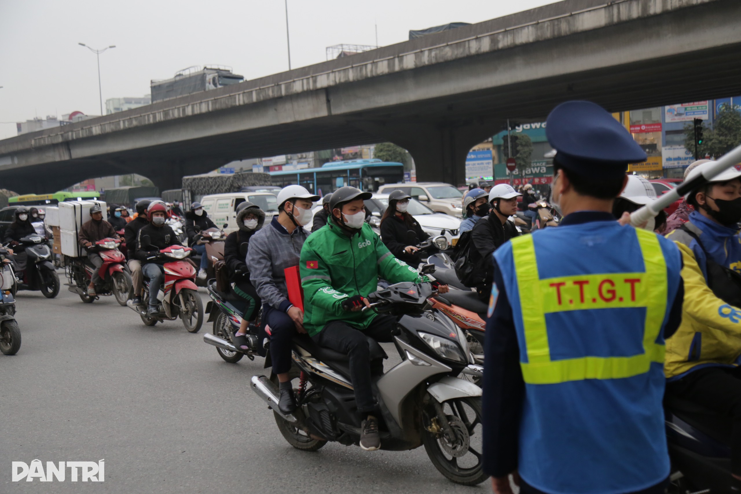 Verkeersstroom bij kruispunt Khuat Duy Tien: files in alle richtingen, nog steeds vertraging op zaterdag - 2 Phân luồng nút giao Khuất Duy Tiến: Ùn tắc các ngả, thứ 7 vẫn đi làm muộn - 2